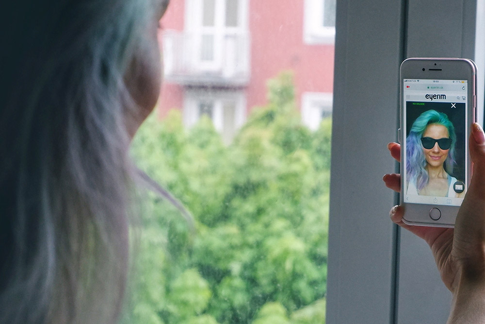 Lucie Ferikova si zkouší sluneční brýle Stella McCartney přes funkci Magic Mirror od eyerim